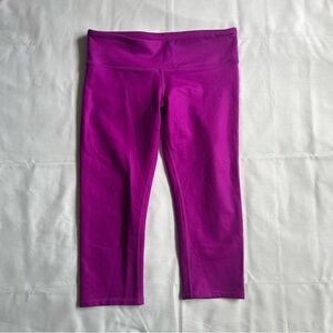 ALO Yoga. Size M. Fuchsia Cropped Leggings.
